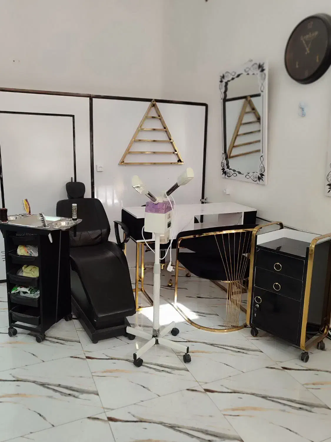 کل وسایل ناخن،تابلو،کل کمد همراه آینه|آرایشگاه و سالن‌های زیبایی|گرمی, |دیوار