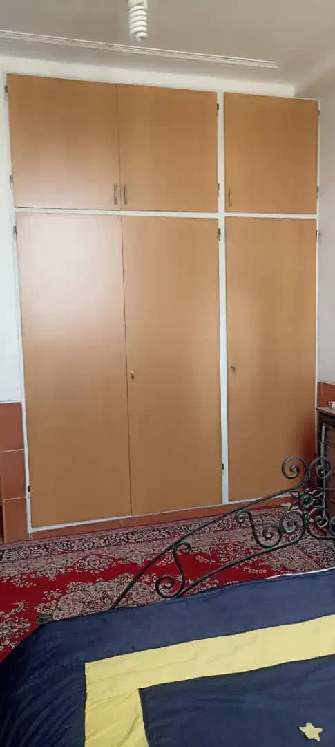 طبقه اول نوساز ۳۰۰ با ۸ لوکس|اجارهٔ خانه و ویلا|شیراز, شیشه‌گری|دیوار