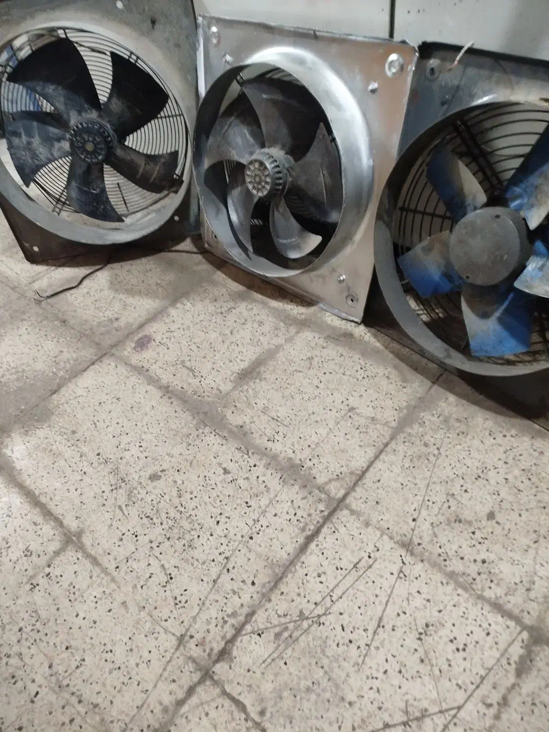 تعدادی فن هواکش|پنکه و تصفیه‌کنندهٔ هوا|نیشابور, رحمت آباد|دیوار