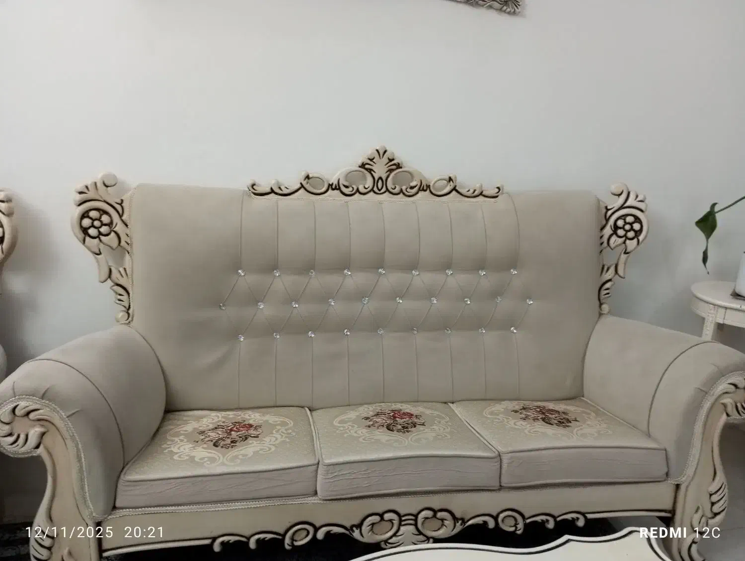 یک دست مبل 7نفره تمیز و بی ام و پارگی چوب سالم|مبلمان خانگی و میز عسلی|میان ولایت, |دیوار