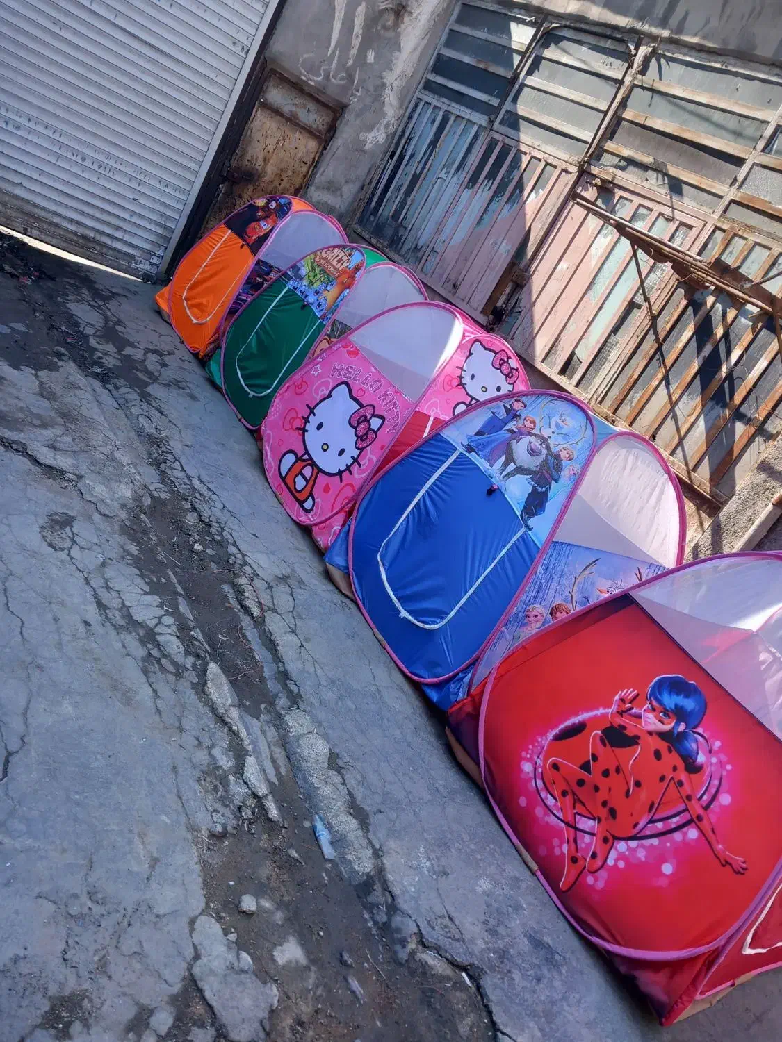 چادربازی|اسباب‌بازی بچه|قلعه نو, |دیوار