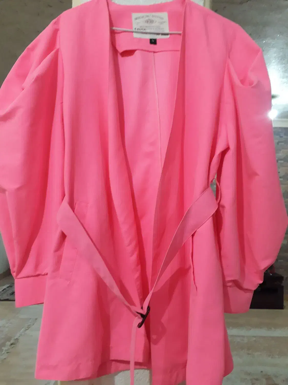 بارانی صورتی عروسکی|لباس|رشت, منظریه|دیوار