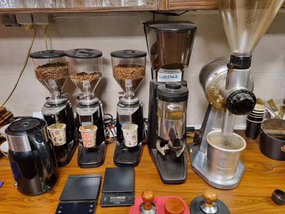 فروش لوازم کامل کافه رستوران با مجوز در پل بوسار|اجارهٔ مغازه و غرفه|رشت, بوسار|دیوار