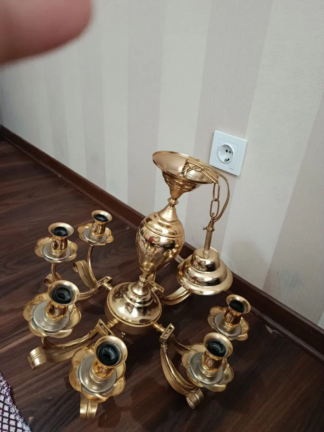 لوستر طلایی نو رنگ ثابت وفرش کودک فروش فوری|لوستر و چراغ آویز|اردبیل, |دیوار