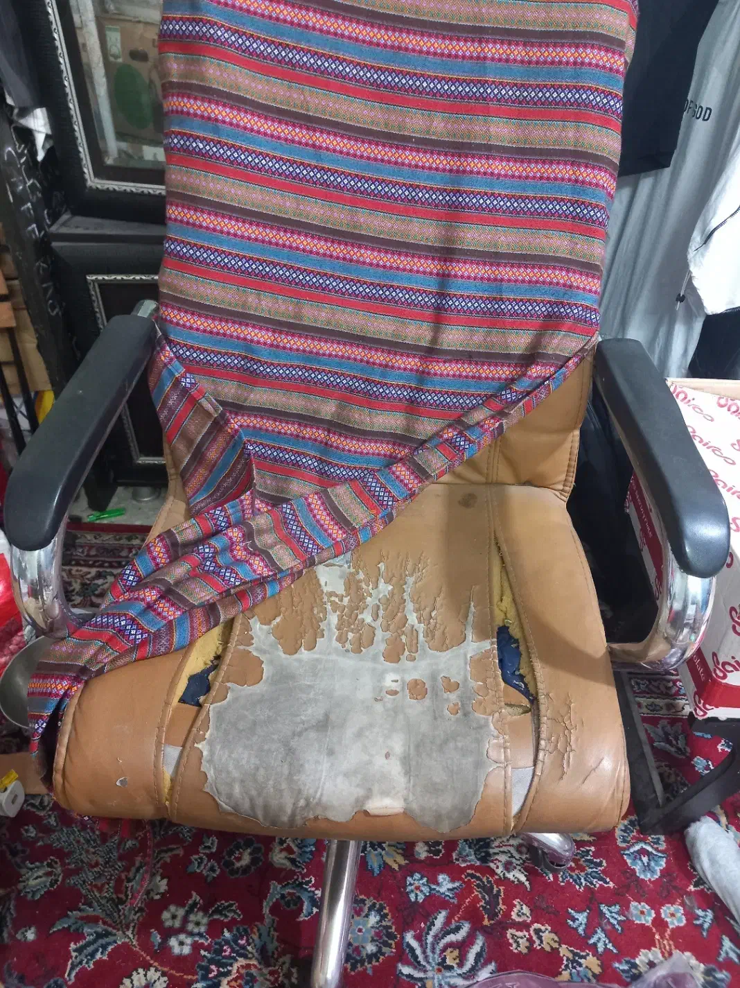 صندلی چرخدار فقط روکش نیاز ب تعویض داره. بدنه سالم|صندلی و نیمکت|اندیمشک, |دیوار