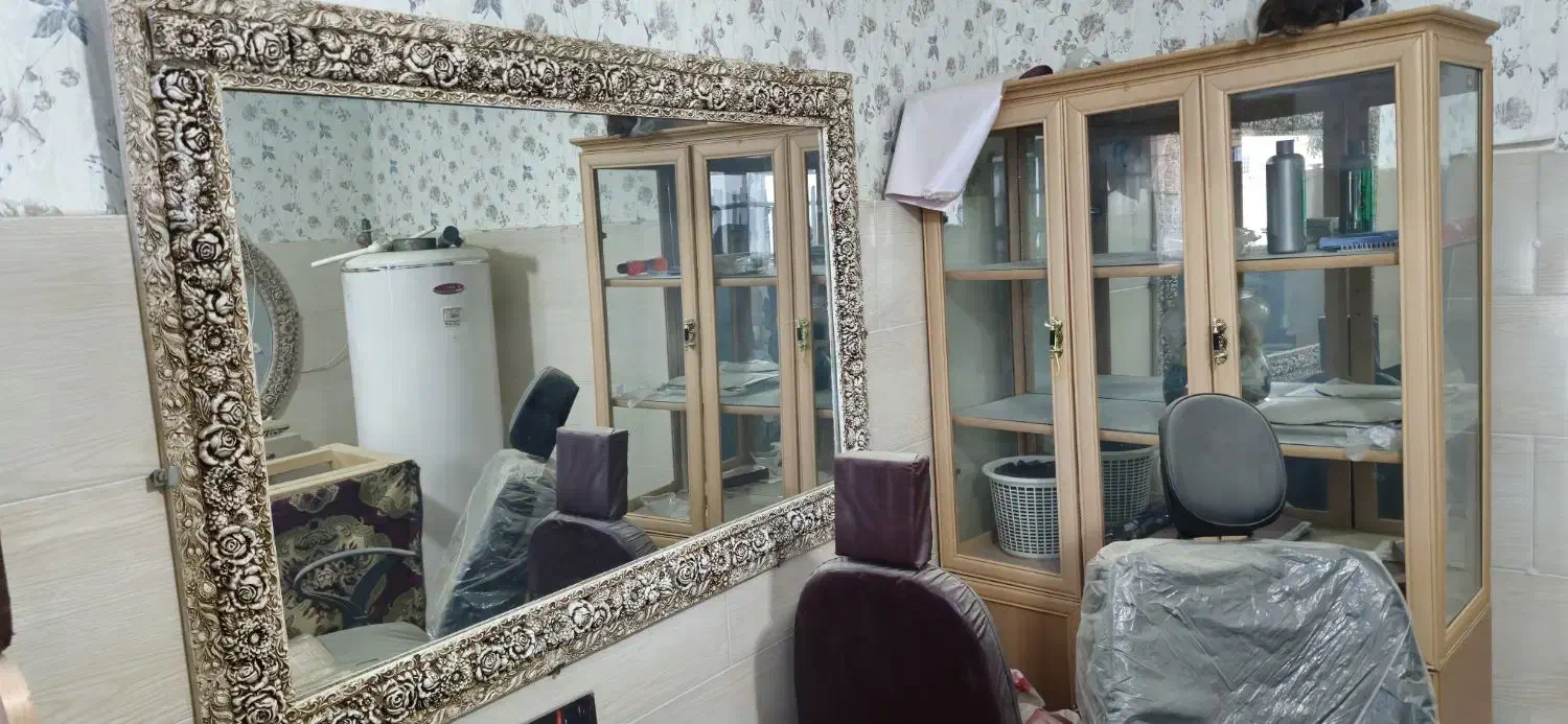 صندلی اینه ارایشگاه زنانه|آرایشگاه و سالن‌های زیبایی|شاهنجرین, |دیوار