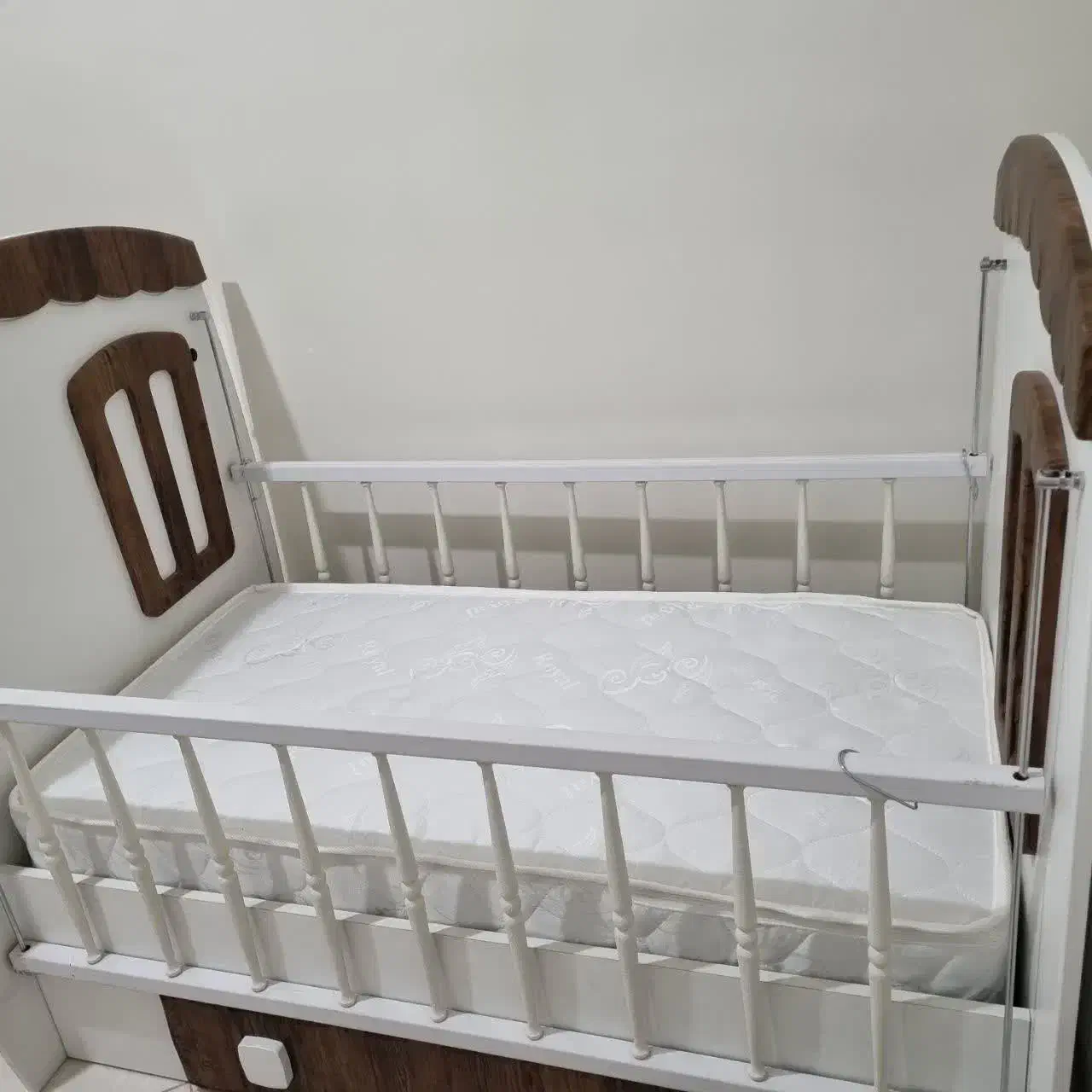 تخت نوزاد نو استفاده نشده|تخت و سرویس خواب|قدس, شهر‌قدس|دیوار