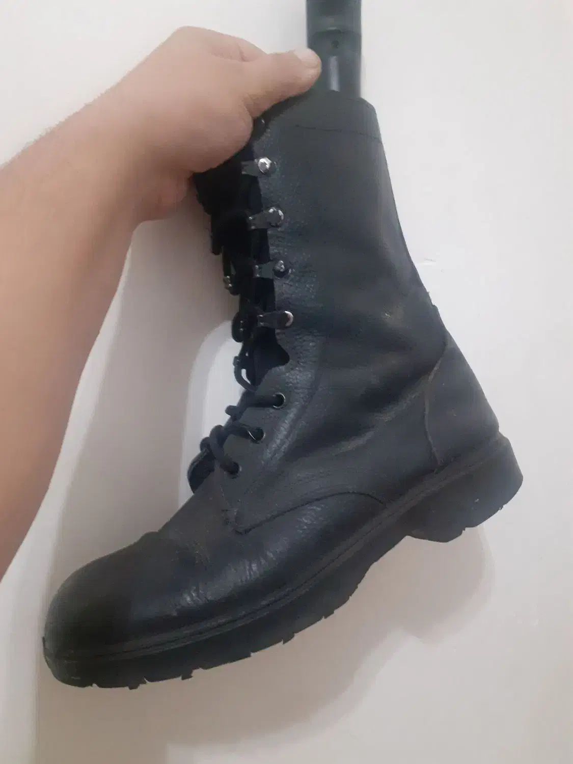 پوتین بهمن|کیف، کفش، کمربند|رشت, خرسندی|دیوار