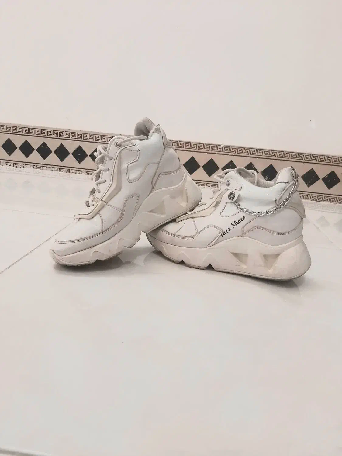 کفش|کیف، کفش، کمربند|بروجرد, |دیوار