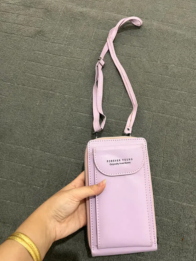 تعدادی کیف|کیف، کفش، کمربند|دورود, |دیوار