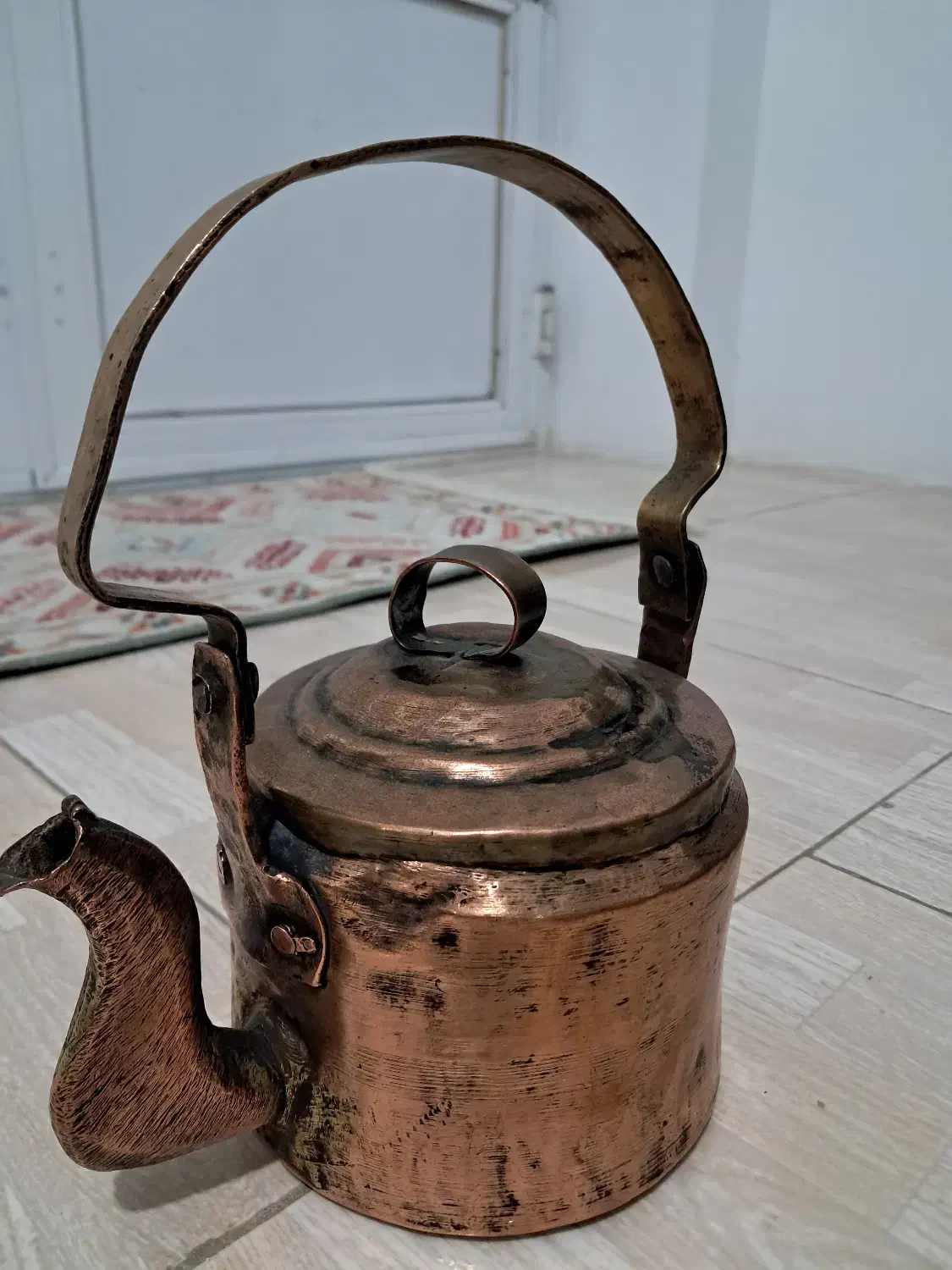 کتری مسی قدیمی|کلکسیون اشیاء عتیقه|ساری, |دیوار