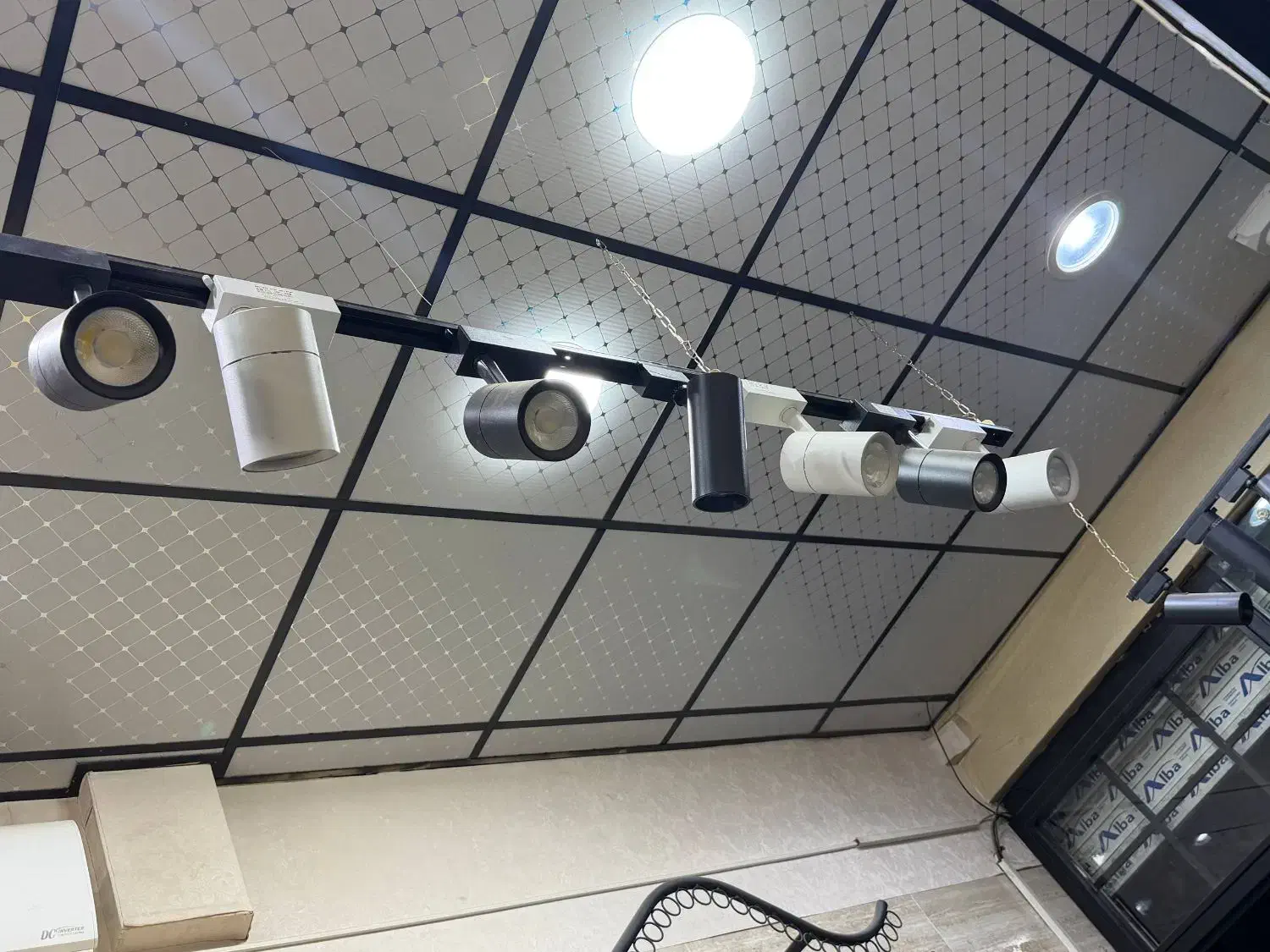 رگال/لامپ ریلی/مانکن/ویترین|فروشگاه و مغازه|اندیشه, اندیشه فاز ۱|دیوار