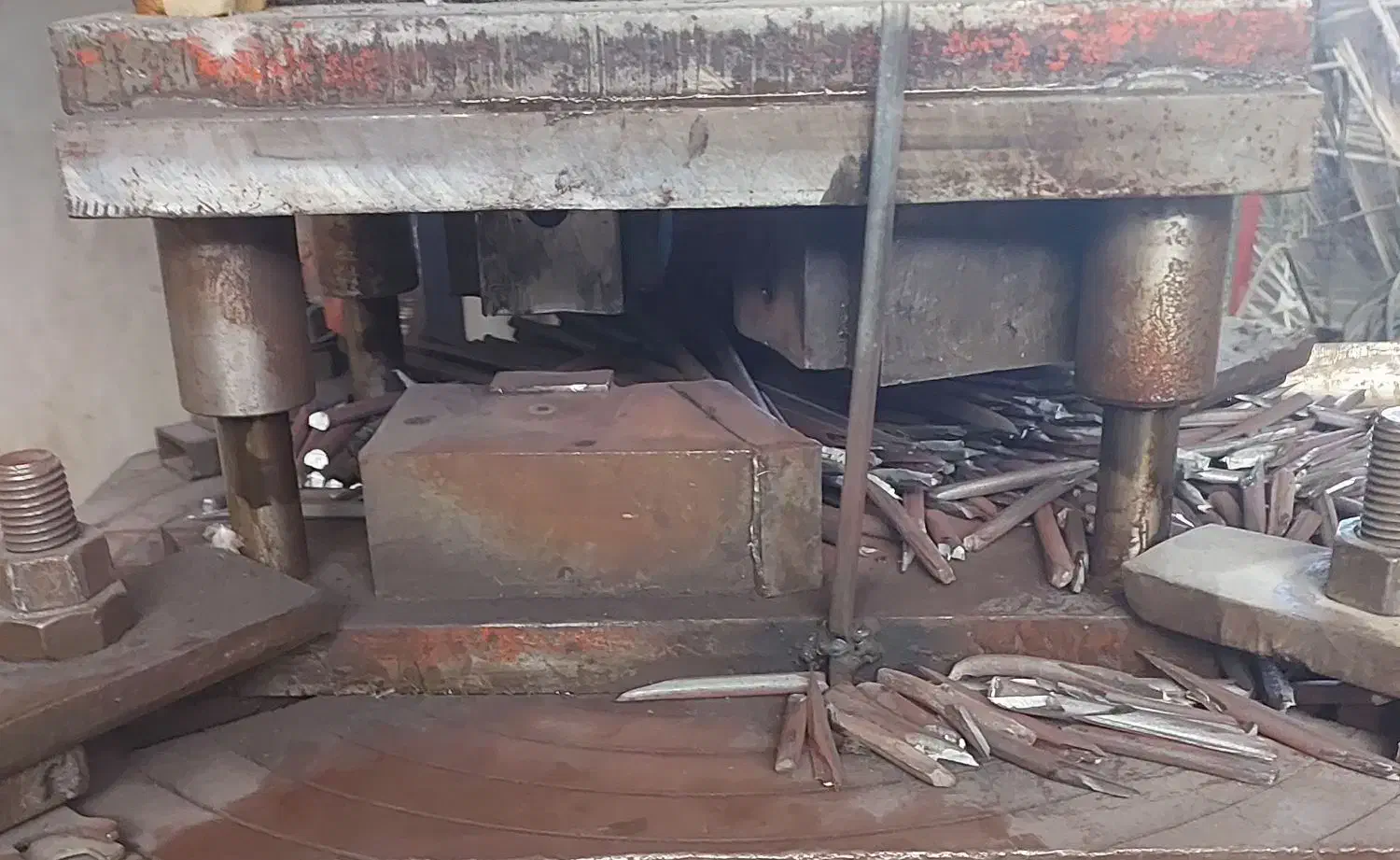 فروش پرس هیدرولیک با دو قالب تیز و یک خم|ماشینآلات صنعتی|مشهد, بهار|دیوار