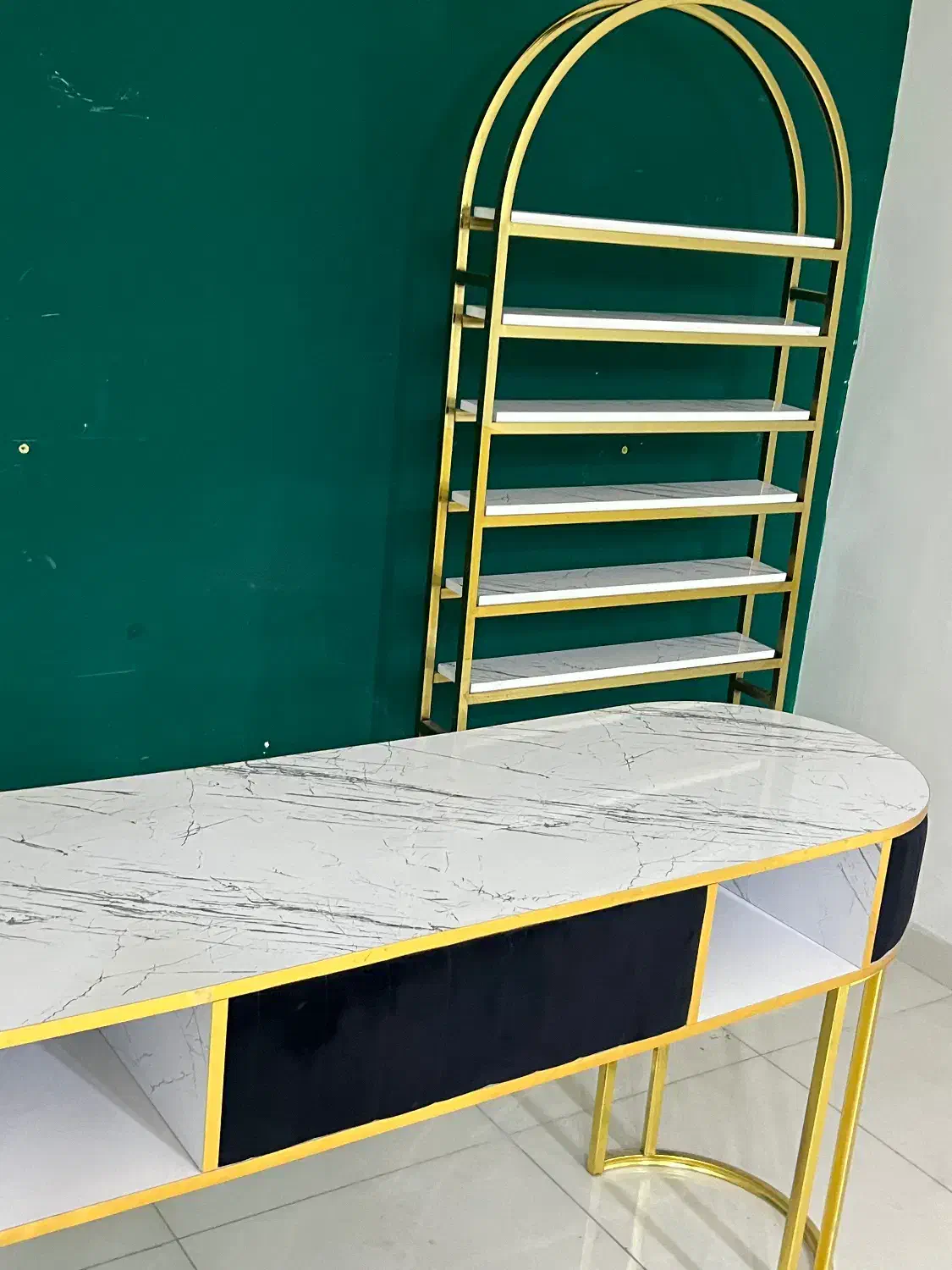 میز ناخون در حد نو دو ماه استفاده شده 6500تومان|آرایشگاه و سالن‌های زیبایی|ارومیه, |دیوار