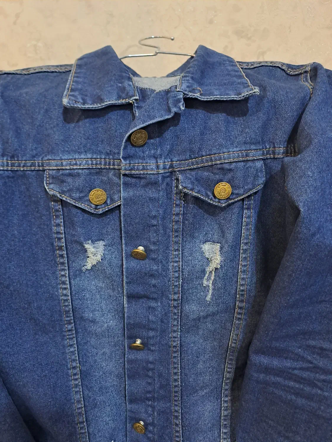 مانتو لی نو|لباس|بروجن, |دیوار