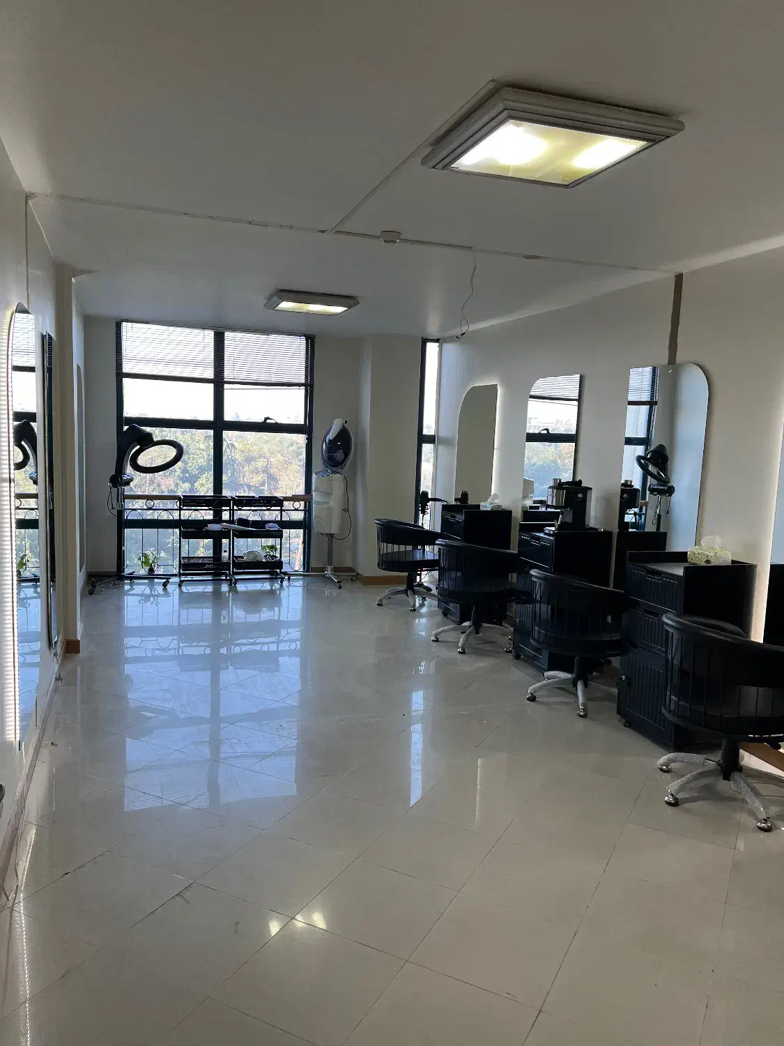 اجاره لاین های زیبایی در بهترین لوکیشن|خدمات آرایشگری و زیبایی|اصفهان, باغ زرشک|دیوار