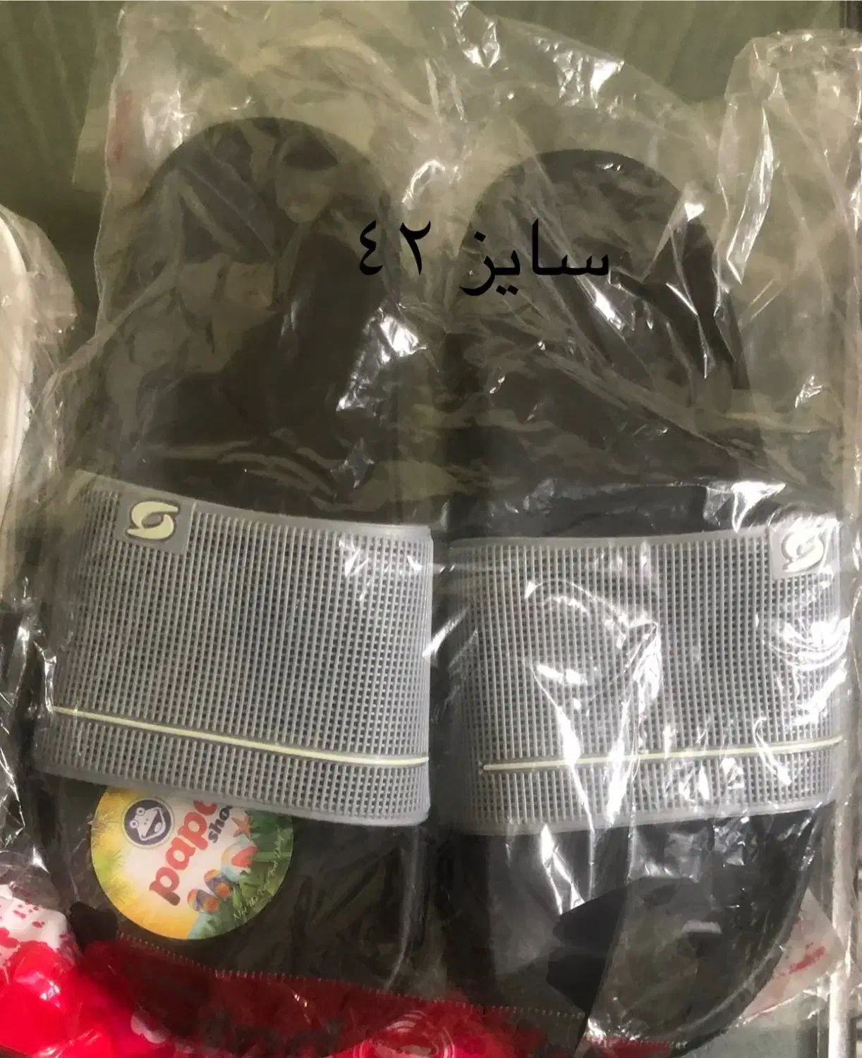 دمپایی|کیف، کفش، کمربند|قم, باغ شازده|دیوار