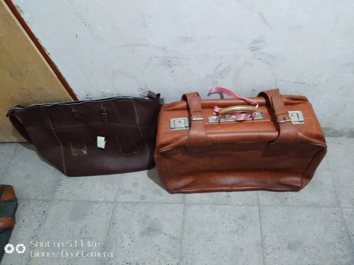 چمدان و ساک|کیف، کفش، کمربند|اندیشه, اندیشه فاز ۲|دیوار