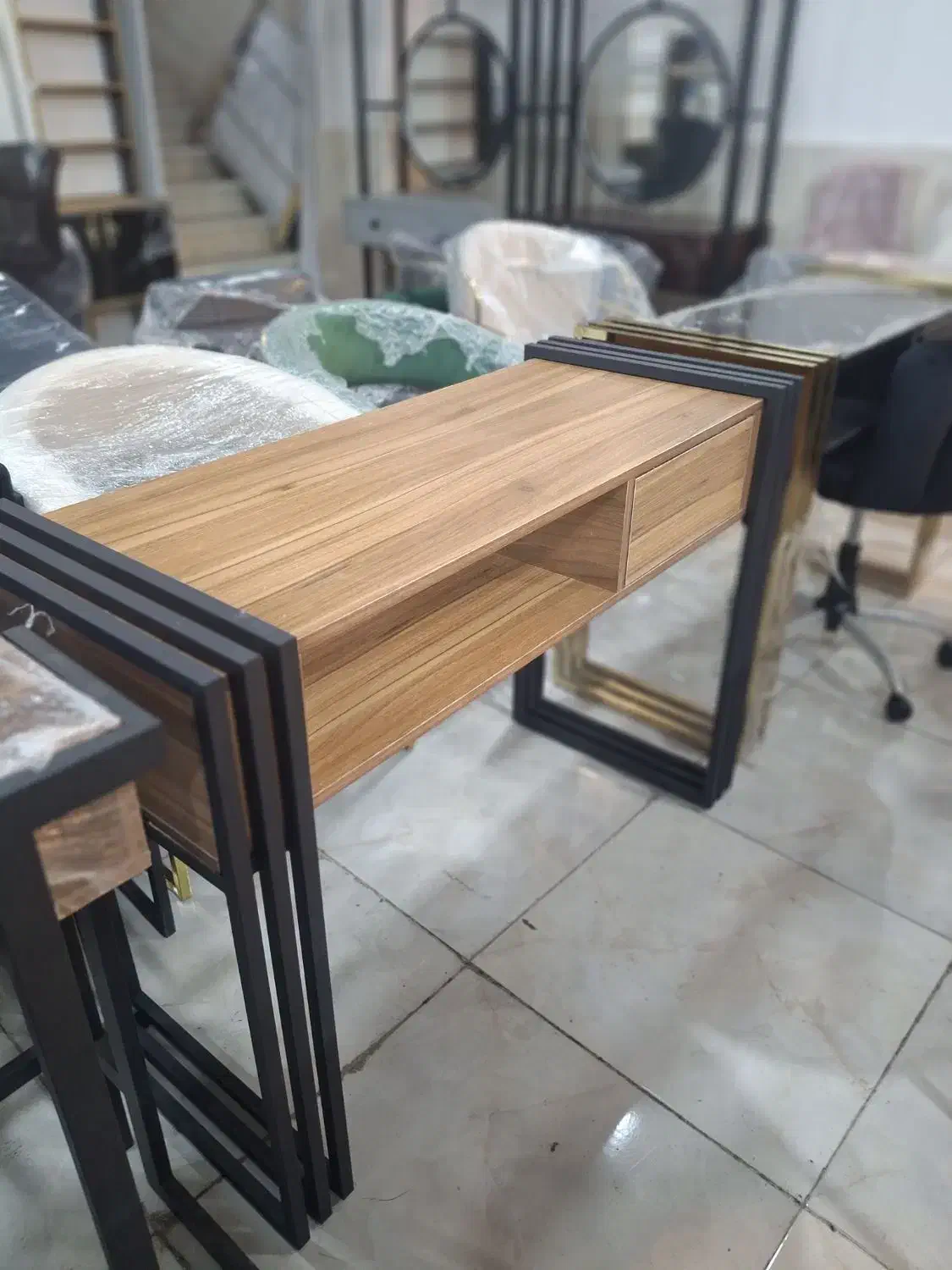 میزناخن کاری|آرایشگاه و سالنهای زیبایی|رشت, امین الضرب|دیوار