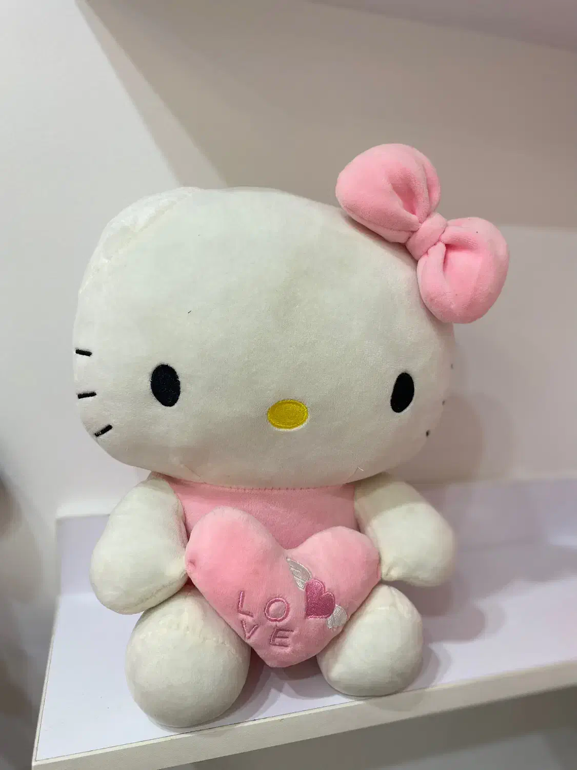 تعدادی عروسک|اسباب‌بازی بچه|ساری, |دیوار