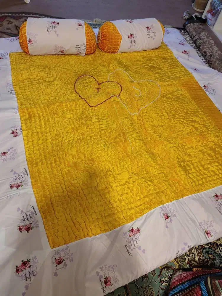 لحاف و تشک و دو عدد متکا|رختخواب، بالش، پتو|بروجن, |دیوار