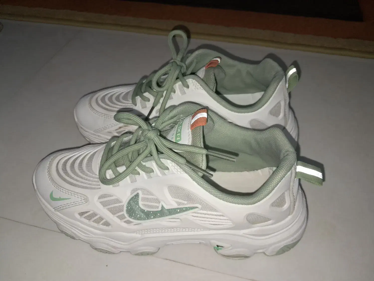 کتانی نایک خارجی وارداتی سایز ۳۹ به ۳۸ هم میخوره|کیف، کفش، کمربند|اراک, |دیوار