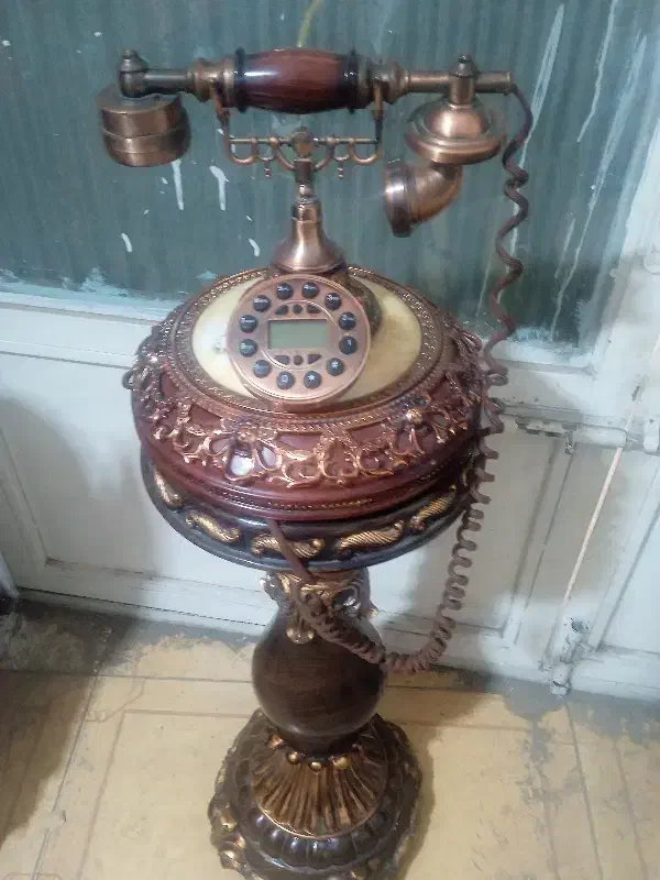 تلفن قدیمی با پایه|کلکسیون اشیاء عتیقه|قم, شاه ابراهیم|دیوار
