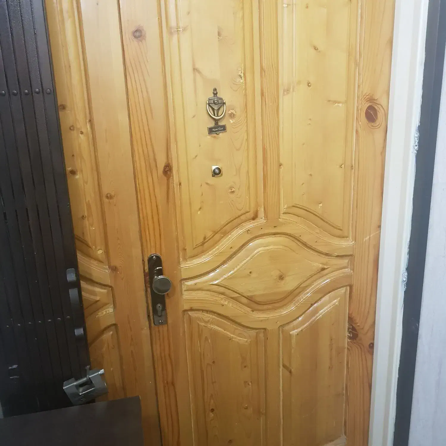 درب چوبی به همراه حفاظ رنگ شده|مصالح و تجهیزات ساختمان|تهران, تسلیحات|دیوار