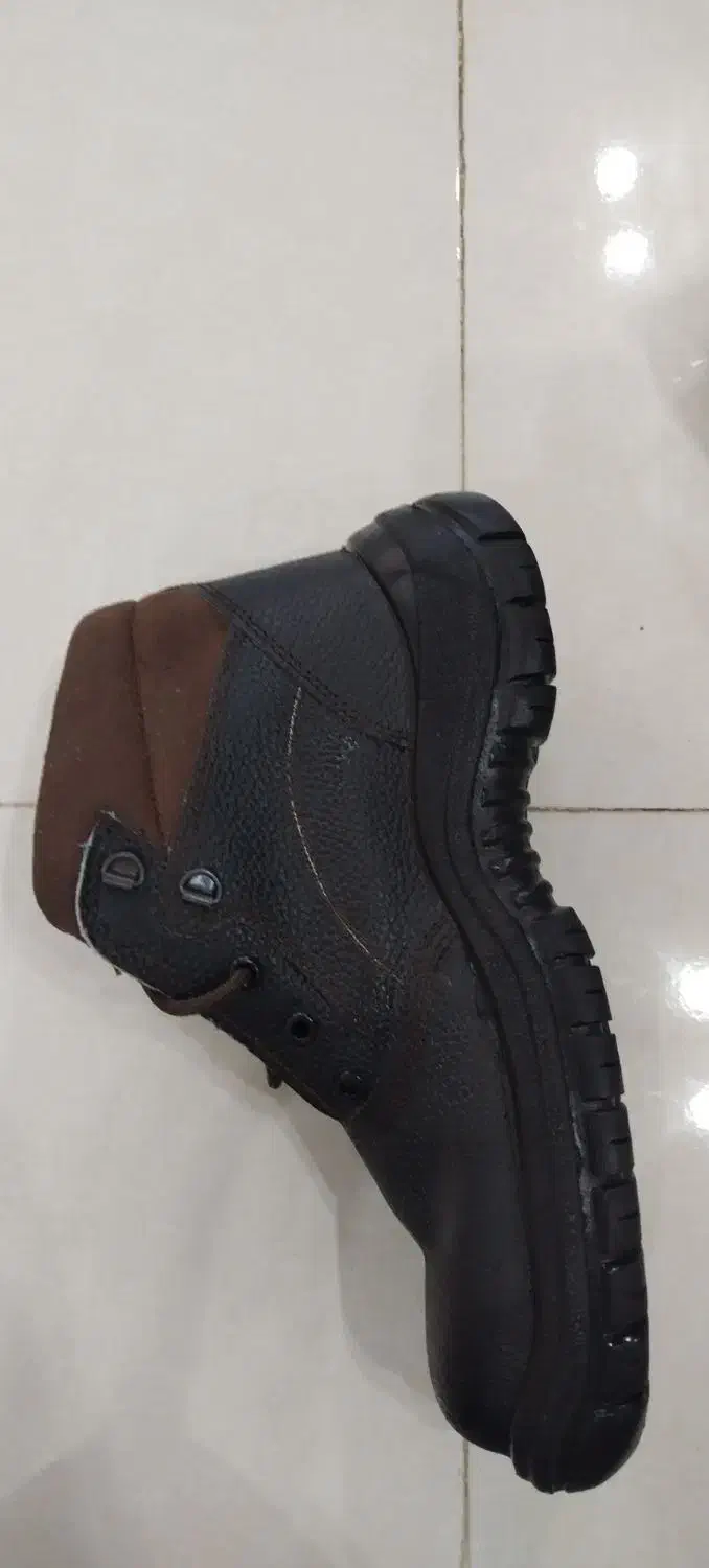 کفش کار|کیف، کفش، کمربند|مهریز, |دیوار