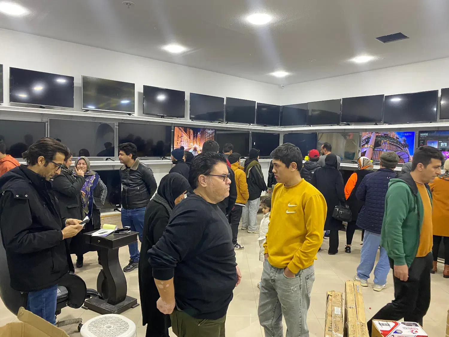 فروش انواع تلویزیون پشت ویترینی 32 43 49 50 55 65|تلویزیون و پروژکتور|تهران, شهرک غرب|دیوار