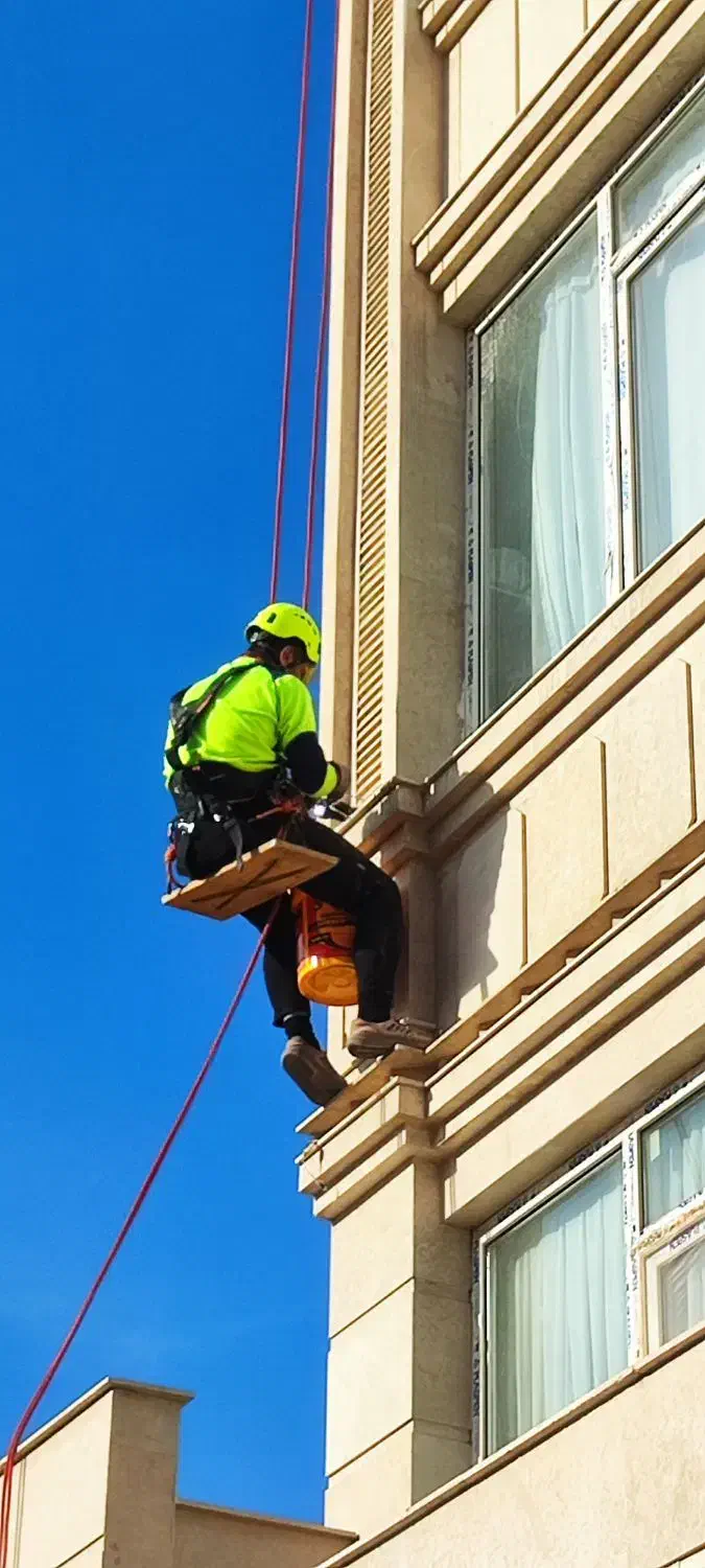 کار در ارتفاع(راپل) پیچ و رولپلاک عایق کاری نما|خدمات پیشه و مهارت|کرمانشاه, |دیوار