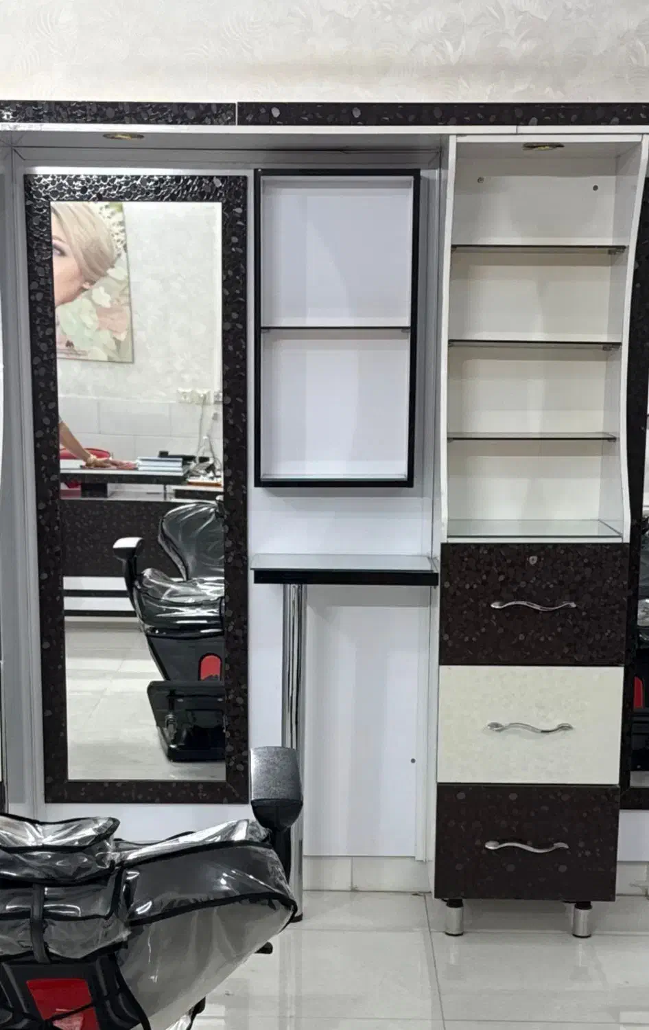 تعدادی دکور و صندلی و لوازم سالن زیبایی قیمت عالی|آرایشگاه و سالن‌های زیبایی|یزد, |دیوار