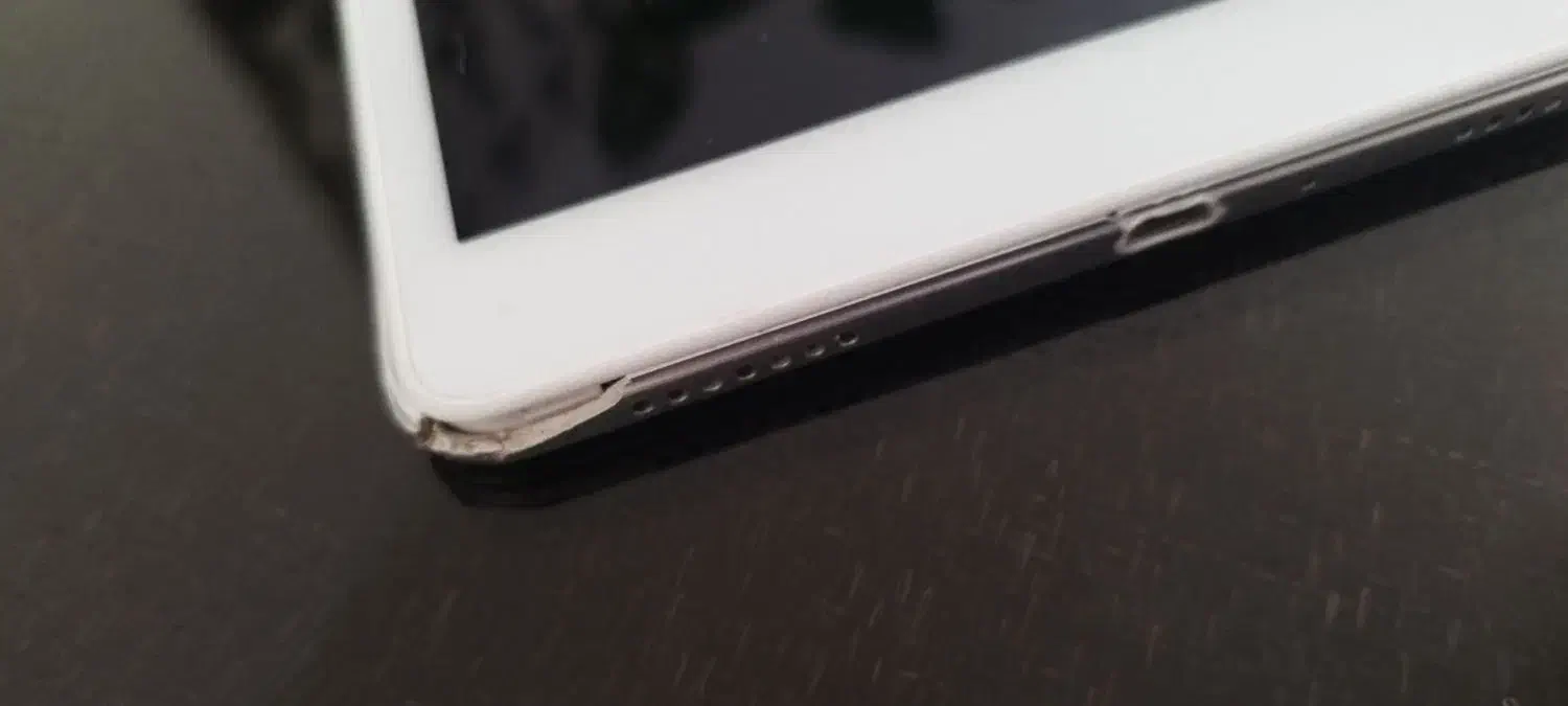 تبلت|تبلت|مشهد, کارمندان دوم|دیوار