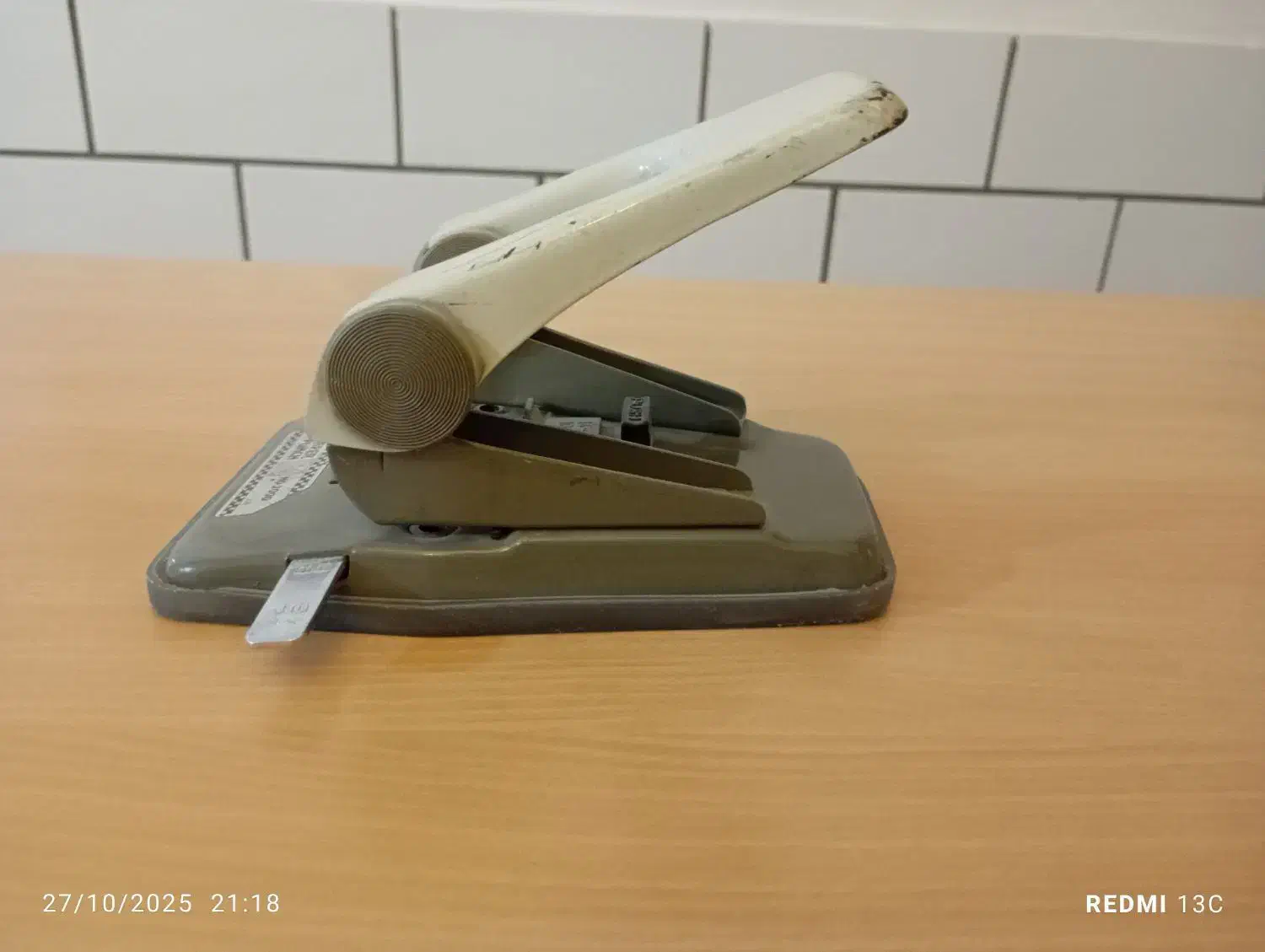 دستگاه پانچ کاغذ|لوازم التحریر|خمین, |دیوار