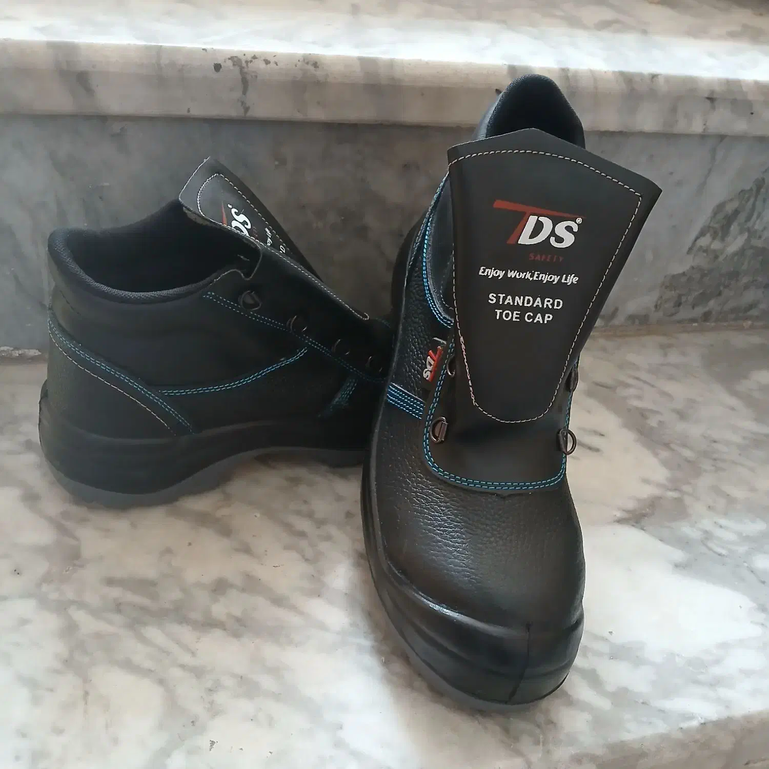 کفش ایمنی|کیف، کفش، کمربند|قدس, شهر‌قدس|دیوار