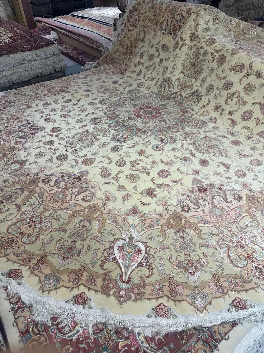 (فرش حق زاده)گرد قطر۴متر ۵۰ رج چله و گل ابریشم|فرش|تبریز, |دیوار