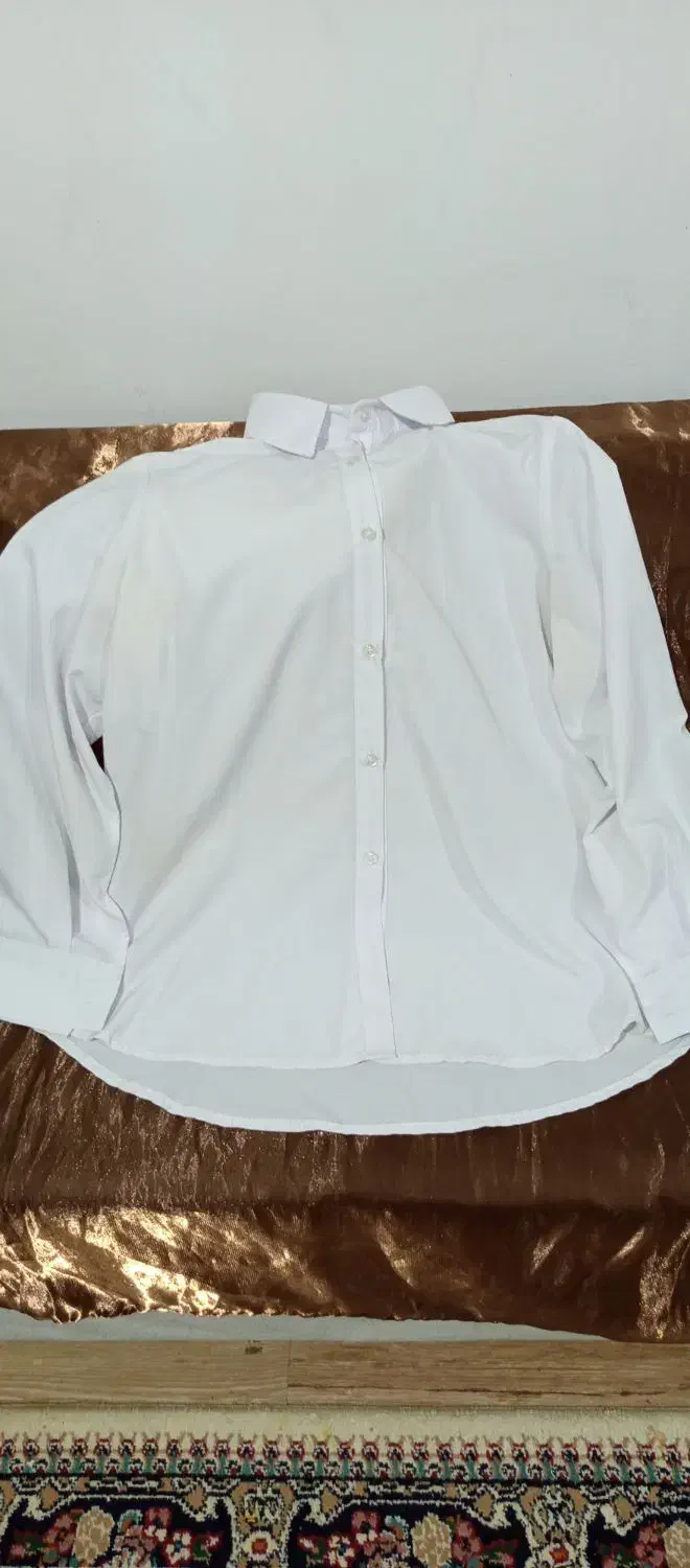 تعدادی لباس|لباس|بندر انزلی, نوغان|دیوار