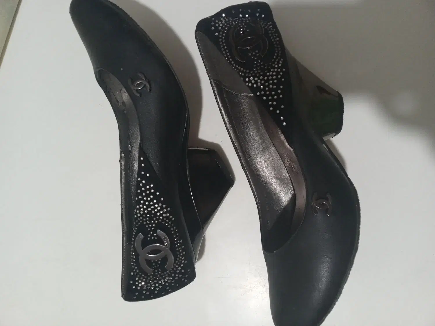 کفش مجلسی|کیف، کفش، کمربند|رشت, پیرسرا|دیوار