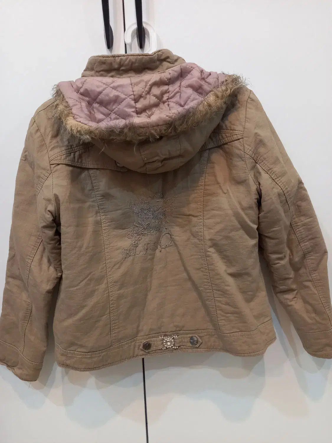 تعدادی لباس در حد نو|لباس|دورود, |دیوار