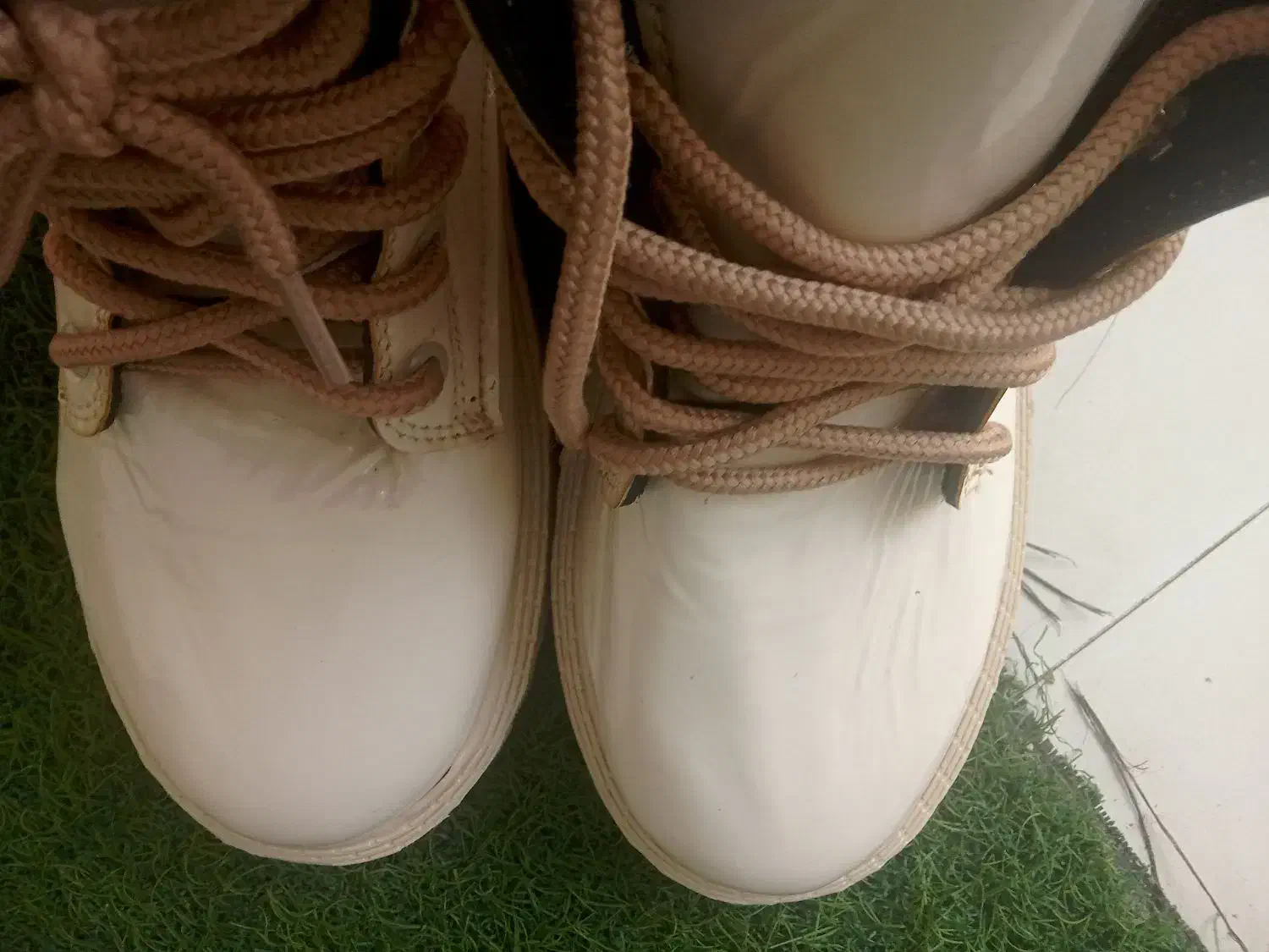 بوت نیم زیپ استخوانی|کیف، کفش، کمربند|اصفهان, فرودگاه|دیوار