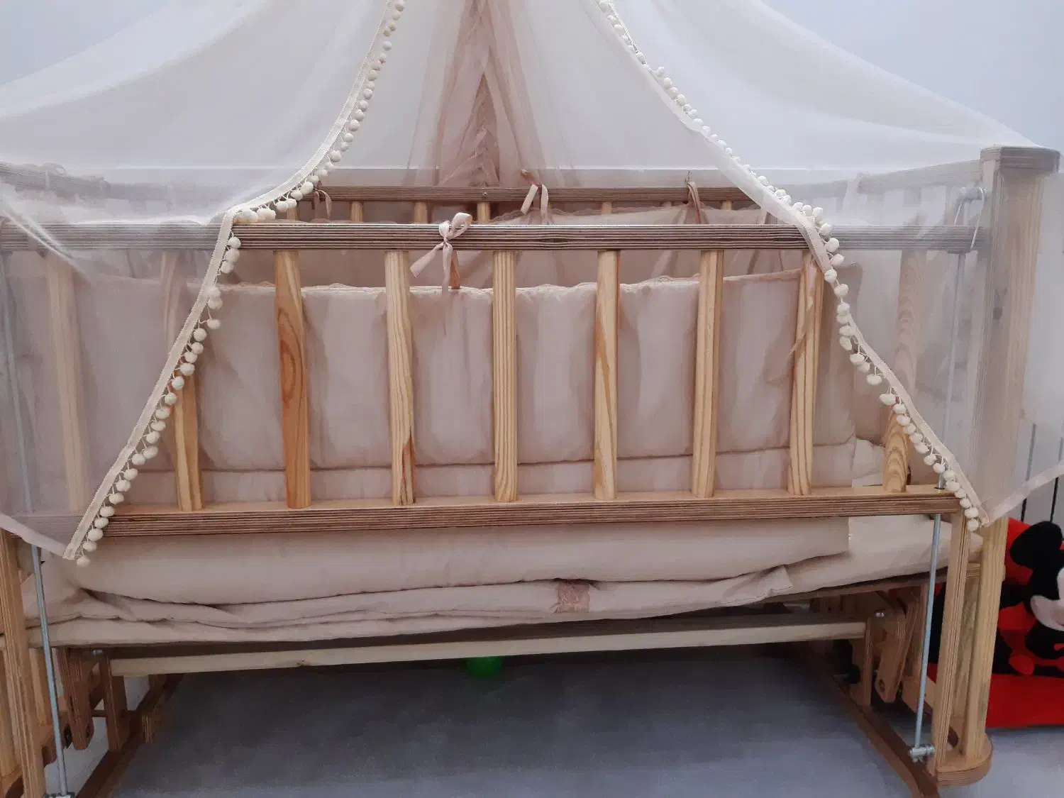 تخت گهواره کنار مادر از برند سلیکا|تخت و صندلی بچه|داران, |دیوار