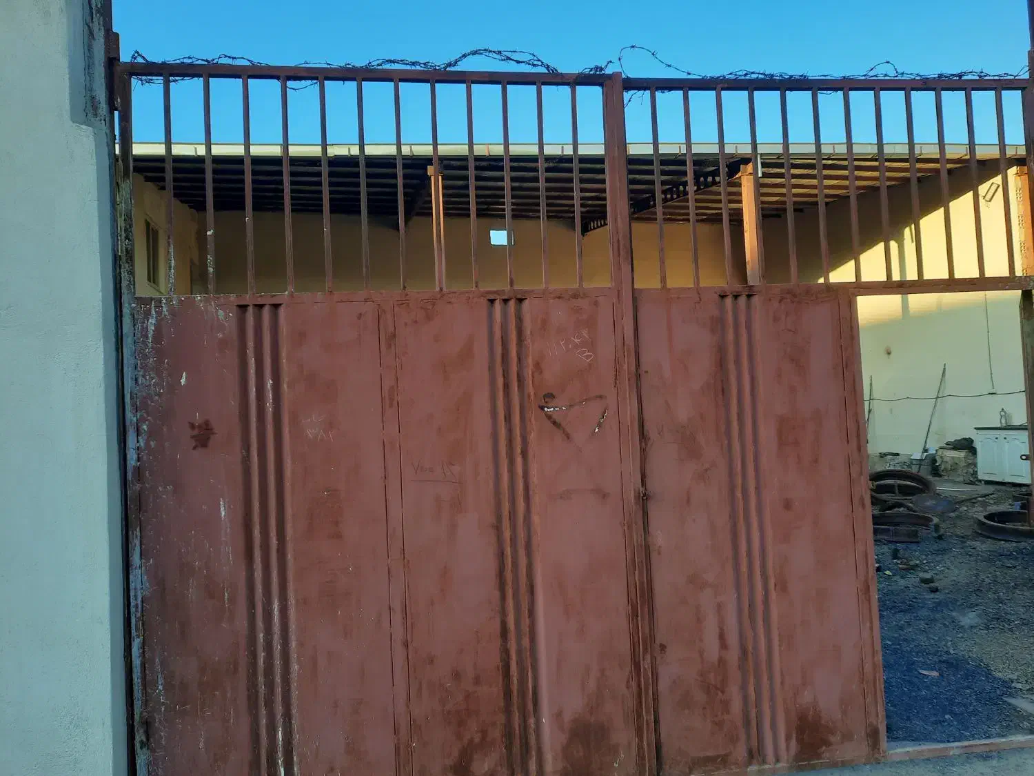 کارگاه ۲۷۰ متری ولی ۱۰۰ متر ازش به فروش می رسد|فروش دفتر صنعتی، کشاورزی، تجاری|ملایر, |دیوار