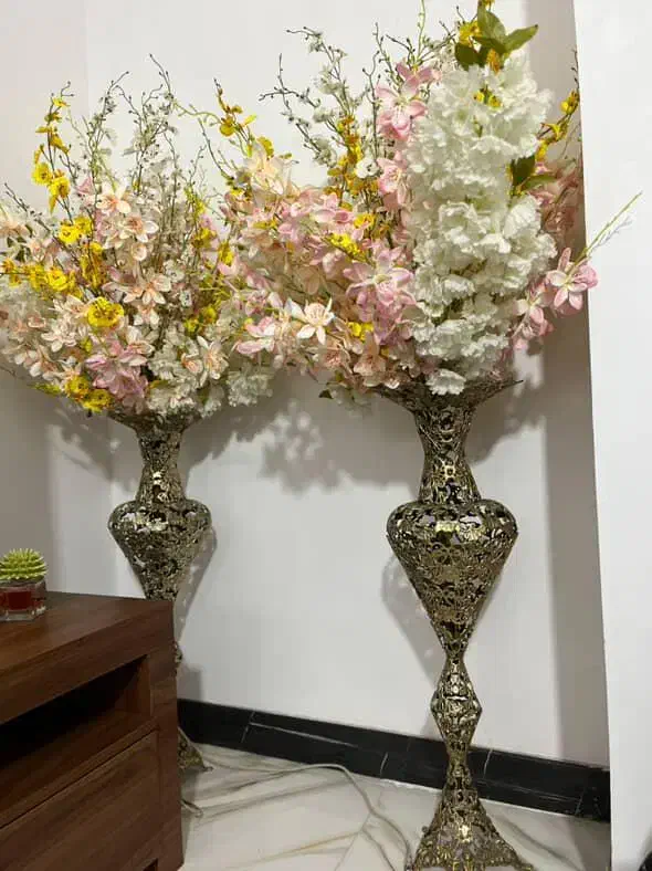 یک جفت گلدان با گل زیبا گلدان تمان برنج هست|صنایع دستی و سایر لوازم تزئینی|تهران, عباسی|دیوار