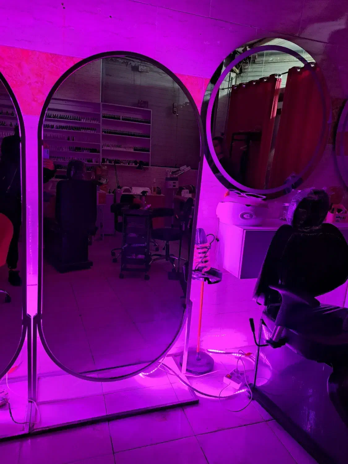 آینه قدی و گرد|آینه|شیراز, شاه قلی بیگی|دیوار