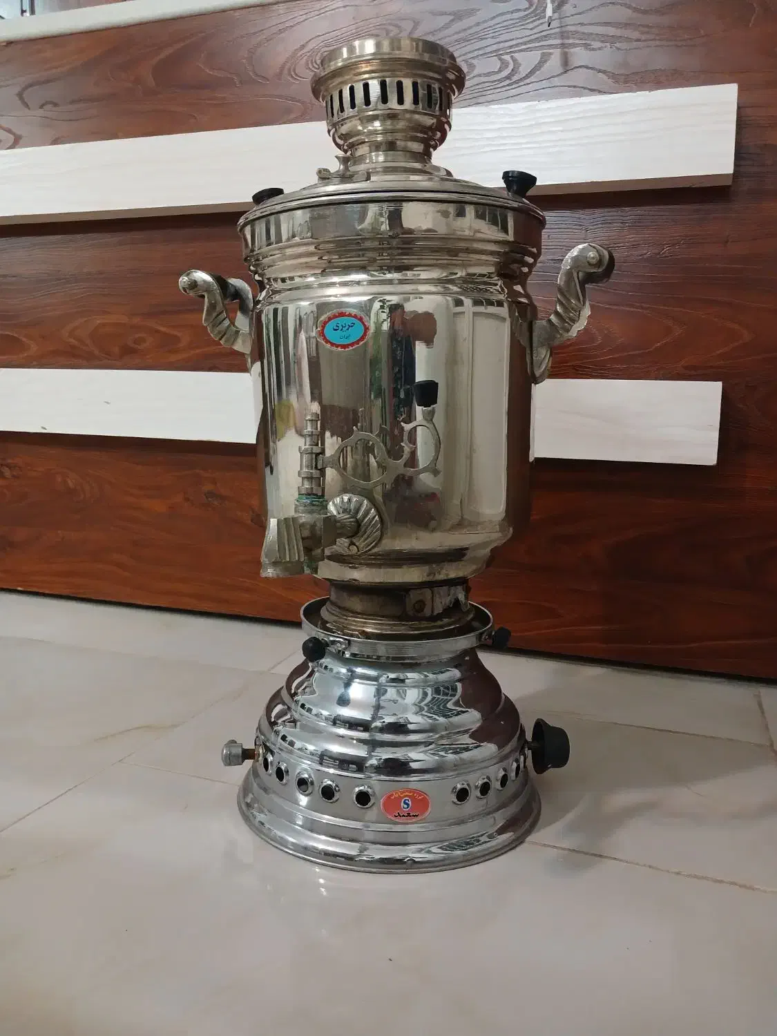سماور بزرگ قدیمی زخیم برنجی|سماور، چایساز، قهوهساز|تربتحیدریه, کاشانی|دیوار