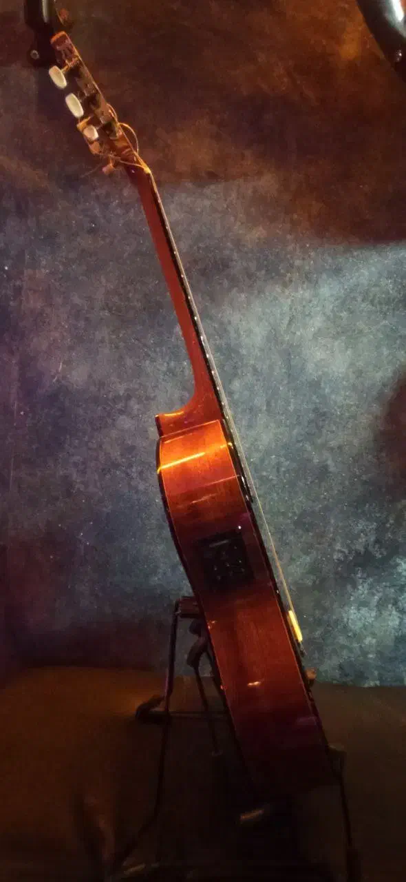 گیتار کلاسیک مانوئل رودریگز|گیتار، بیس، امپلیفایر|اسلام‌شهر, شهرک امام حسین (میان آباد)|دیوار