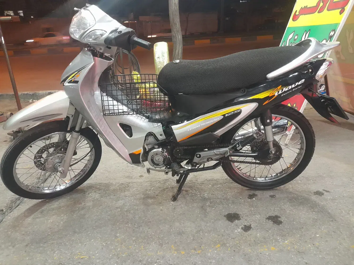 موتور ویو|موتورسیکلت|شیراز, گل سرخ|دیوار