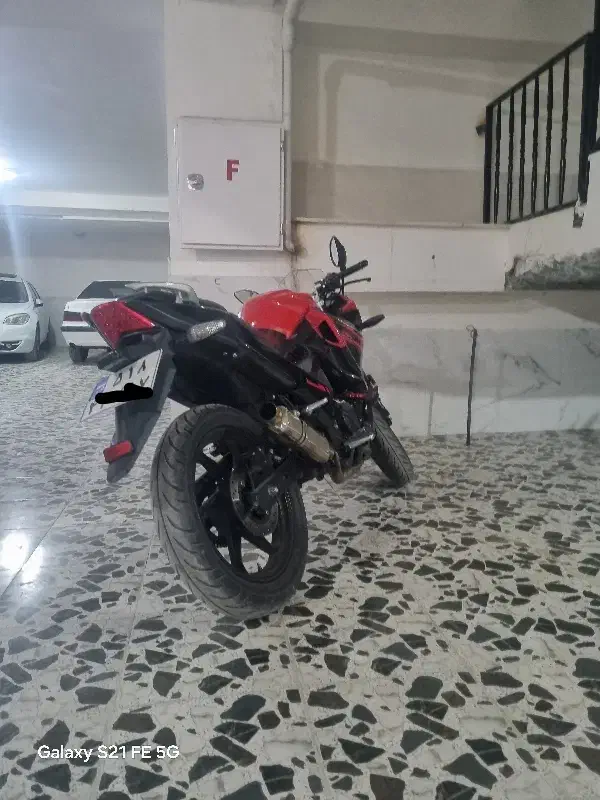 موتور مگلی۲۰۰ مدل۴۰۲ کم کار|موتورسیکلت|صحنه, |دیوار