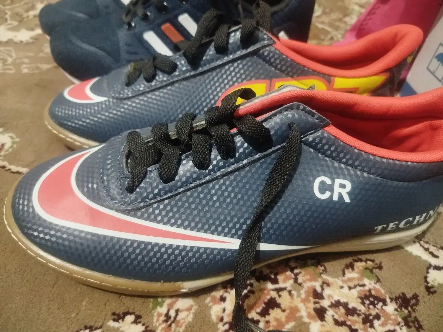 کفش نو|کیف، کفش، کمربند|دورود, |دیوار