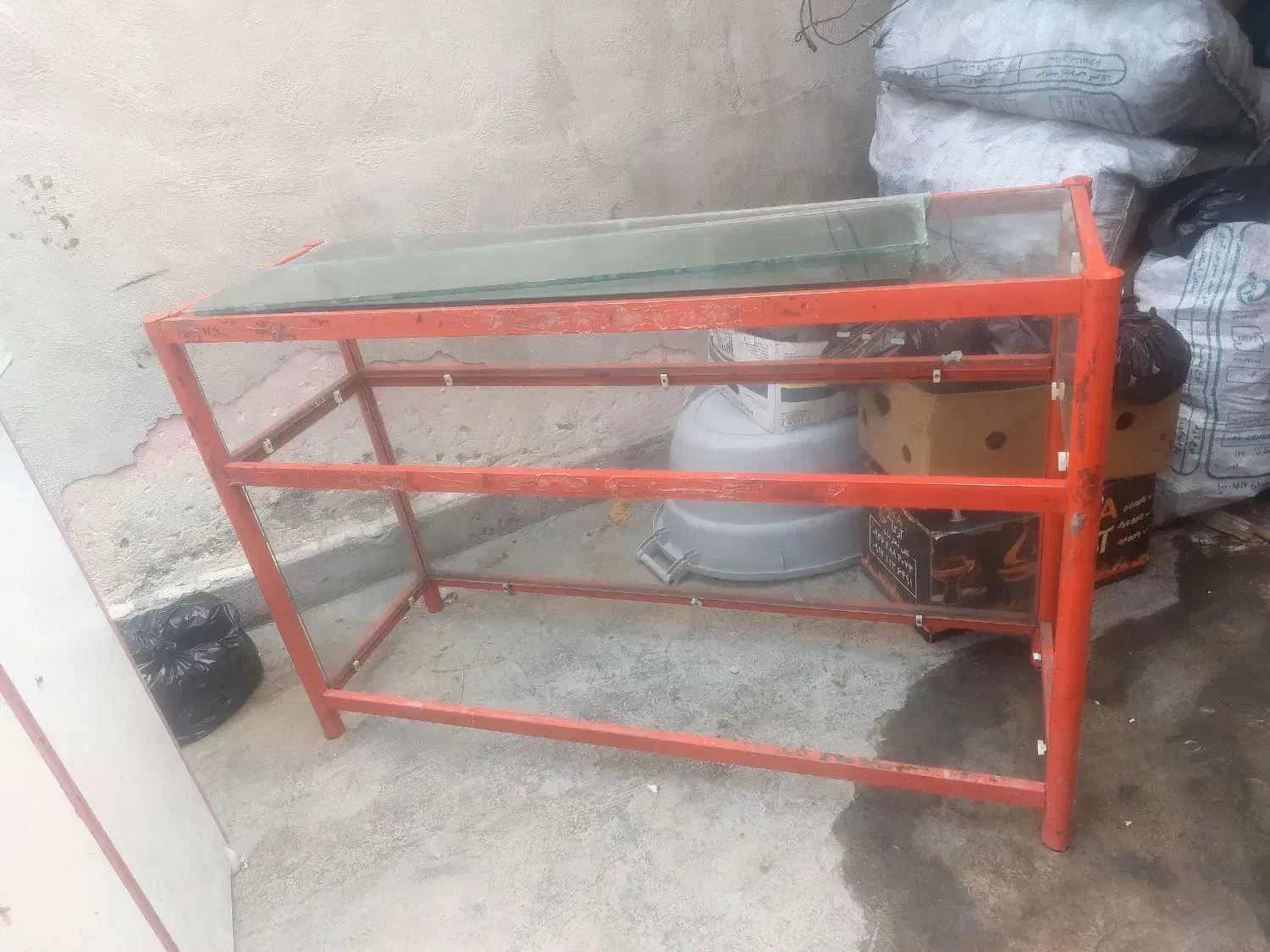 مقداری قفسه ووسیله ومیزو سبد فلزی|کتابخانه، شلف، قفسههای دیواری|بندر ماهشهر, |دیوار